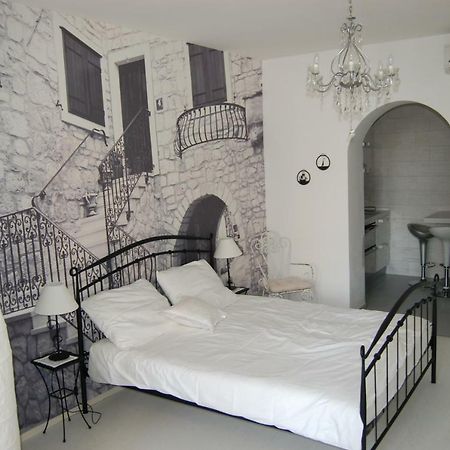 Studio Apartment For 2 Adults And 1 Child Макарска Екстериор снимка