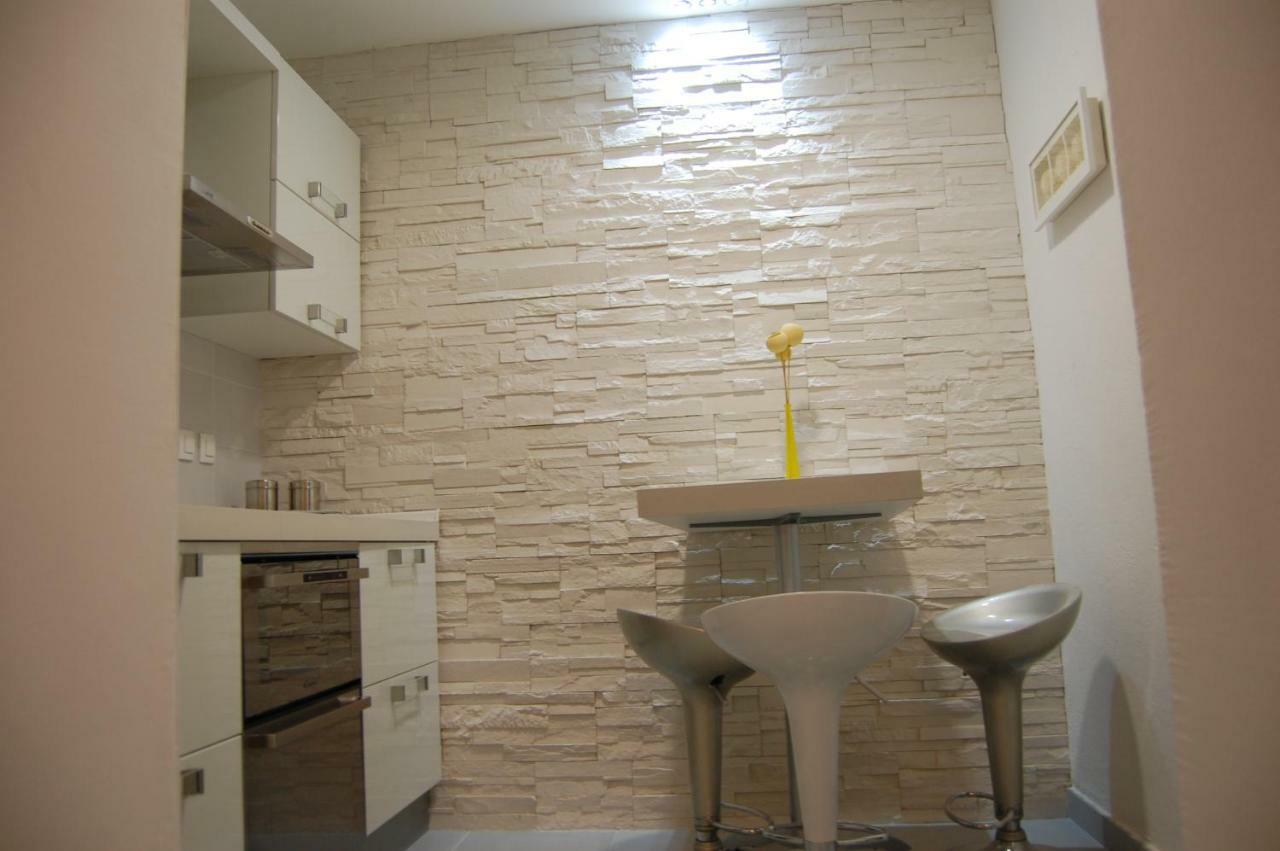 Studio Apartment For 2 Adults And 1 Child Макарска Екстериор снимка
