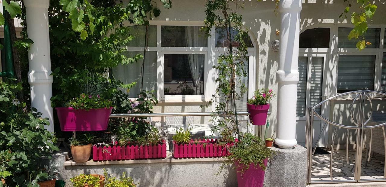 Studio Apartment For 2 Adults And 1 Child Макарска Екстериор снимка