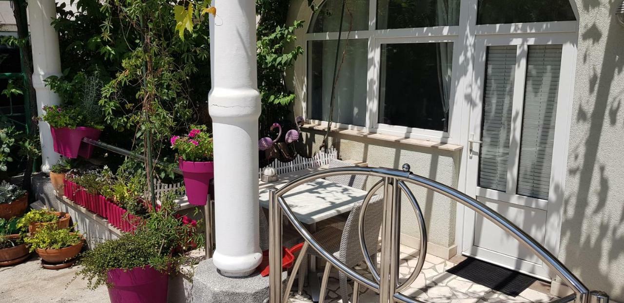 Studio Apartment For 2 Adults And 1 Child Макарска Екстериор снимка